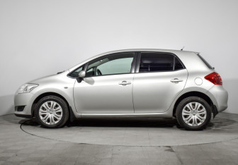 Подержанный автомобиль Toyota Auris Hatchback 2008 года (8 фото)