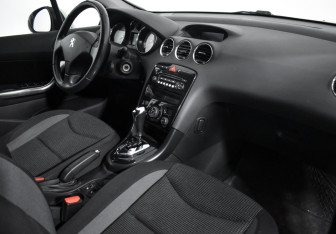 Подержанный автомобиль Peugeot 408 2013 года (14 фото)