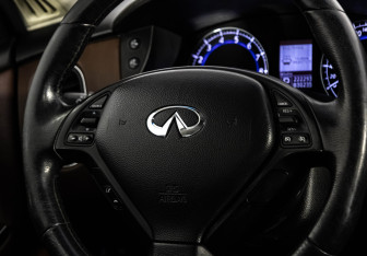 Подержанный автомобиль Infiniti QX50 2013 года (11 фото)