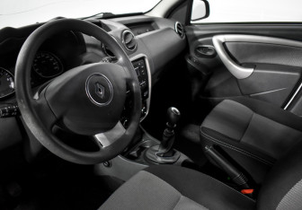 Подержанный автомобиль Renault Duster 2014 года (9 фото)