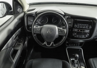 Подержанный автомобиль Mitsubishi Outlander 2020 года (11 фото)