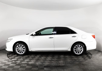 Подержанный автомобиль Toyota Camry Sedan 2014 года (8 фото)
