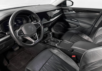 Подержанный автомобиль Volkswagen Passat Sedan 2023 года (9 фото)