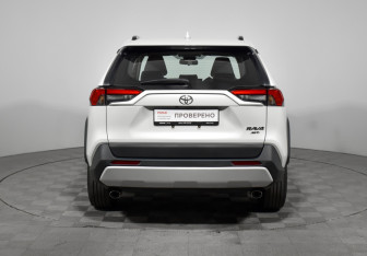 Подержанный автомобиль Toyota RAV4 2025 года (6 фото)