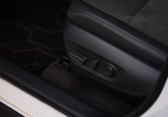 Подержанный автомобиль Toyota RAV4 2022 года (16 фото)
