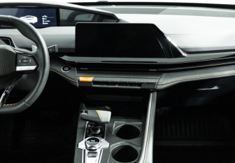 Подержанный автомобиль Changan UNI-V 2023 года (14 фото)