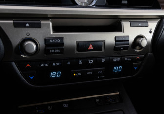 Подержанный автомобиль Lexus ES 2013 года (14 фото)