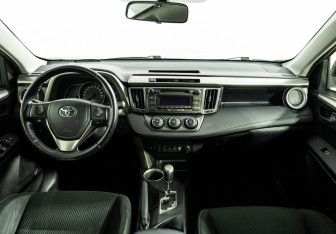 Подержанный автомобиль Toyota RAV4 2015 года (13 фото)