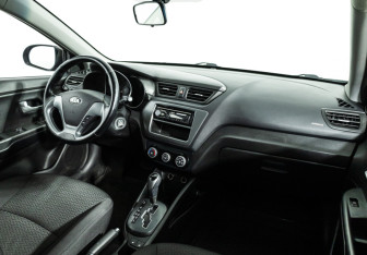 Подержанный автомобиль Kia Rio Hatchback 2015 года (9 фото)