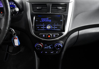 Подержанный автомобиль Hyundai Solaris Sedan 2015 года (10 фото)