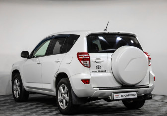Подержанный автомобиль Toyota RAV4 2011 года (7 фото)