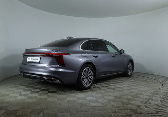 Подержанный автомобиль Hongqi H5 2024 года (8 фото)