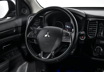 Подержанный автомобиль Mitsubishi Outlander 2016 года (17 фото)