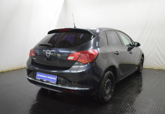 Подержанный автомобиль Opel Astra Hatchback 2013 года (5 фото)