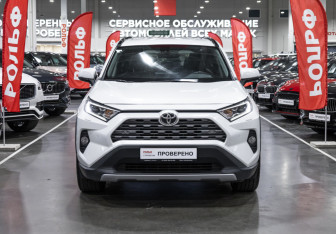 Подержанный автомобиль Toyota RAV4 2022 года (3 фото)