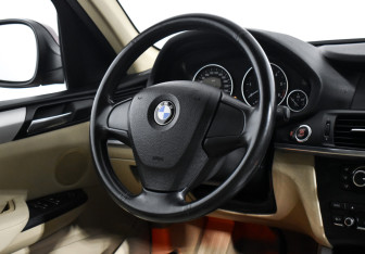 Подержанный автомобиль BMW X3 2011 года (14 фото)