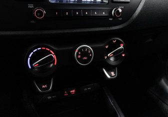 Подержанный автомобиль Kia Rio Hatchback 2018 года (15 фото)