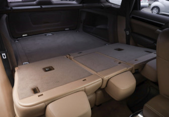 Подержанный автомобиль Porsche Cayenne 2013 года (25 фото)