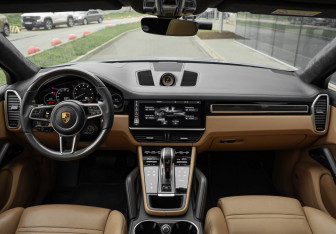 Подержанный автомобиль Porsche Cayenne 2021 года (16 фото)