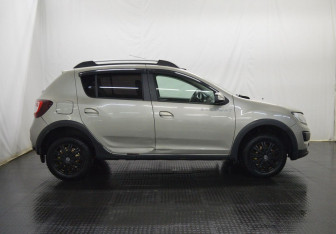 Подержанный автомобиль Renault Sandero 2015 года (4 фото)