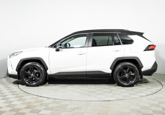Подержанный автомобиль Toyota RAV4 2021 года (8 фото)