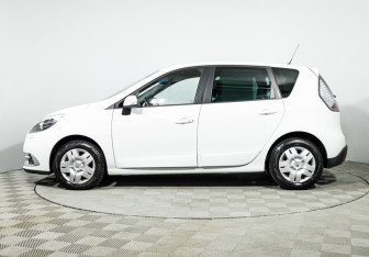 Подержанный автомобиль Renault Scenic 2012 года (8 фото)