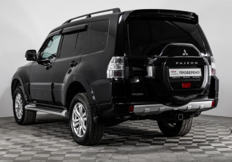 Подержанный автомобиль Mitsubishi Pajero 2015 года (8 фото)