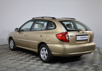 Подержанный автомобиль Kia Rio Wagon 2005 года (7 фото)