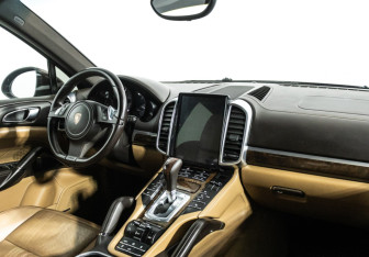 Подержанный автомобиль Porsche Cayenne 2011 года (9 фото)