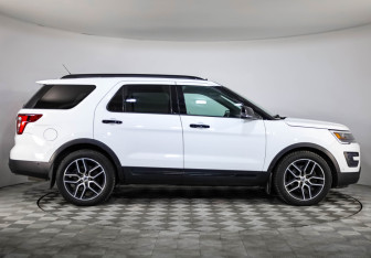 Подержанный автомобиль Ford Explorer 2015 года (4 фото)