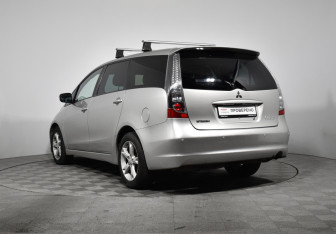 Подержанный автомобиль Mitsubishi Grandis 2008 года (7 фото)