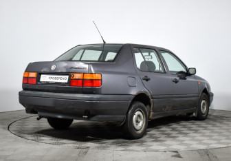 Подержанный автомобиль Volkswagen Vento 1993 года (5 фото)