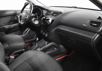 Подержанный автомобиль Kia Rio Sedan 2015 года (13 фото)