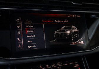 Подержанный автомобиль Audi Q8 2019 года (17 фото)