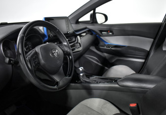 Подержанный автомобиль Toyota C-HR 2018 года (9 фото)