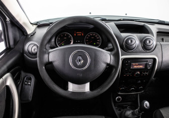 Подержанный автомобиль Renault Duster 2014 года (13 фото)