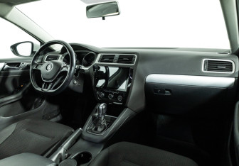 Подержанный автомобиль Volkswagen Jetta Sedan 2017 года (9 фото)