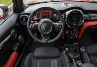 Подержанный автомобиль MINI Hatch 2020 года (13 фото)