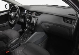 Подержанный автомобиль Skoda Octavia Liftback 2019 года (12 фото)