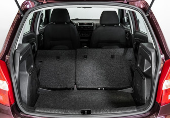 Подержанный автомобиль Skoda Fabia Hatchback 2009 года (17 фото)