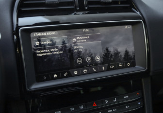 Подержанный автомобиль Jaguar F-Pace 2020 года (18 фото)