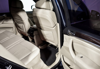 Подержанный автомобиль BMW X5 2012 года (12 фото)