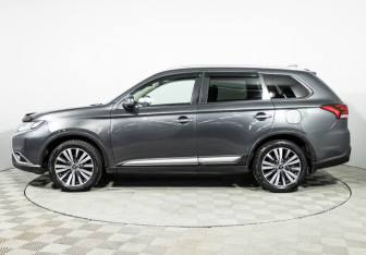 Подержанный автомобиль Mitsubishi Outlander 2020 года (8 фото)