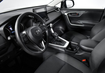 Подержанный автомобиль Toyota RAV4 2022 года (9 фото)