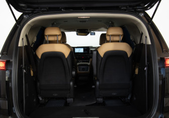 Подержанный автомобиль Kia Carnival 2021 года (27 фото)