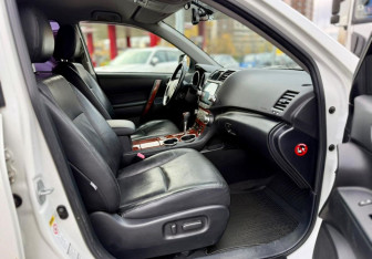 Подержанный автомобиль Toyota Highlander 2010 года (18 фото)