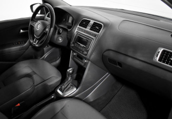Подержанный автомобиль Volkswagen Polo Sedan 2017 года (13 фото)