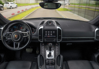 Подержанный автомобиль Porsche Cayenne 2017 года (11 фото)