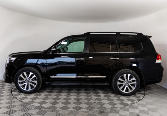 Подержанный автомобиль Toyota Land Cruiser Suv 2016 года (8 фото)