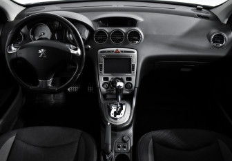 Подержанный автомобиль Peugeot 408 2015 года (14 фото)